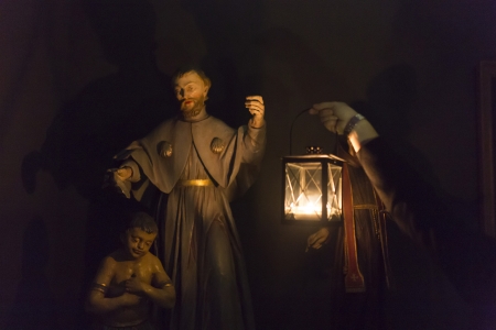 Zum letzten Mal in diesem Winter lädt das Kreismuseum Wewelsburg zur Lichterführung für Erwachsene und Familien mit Kindern am Freitag, 2. Februar in der Wewelsburg ein. Foto: ©Kreismuseum Wewelsburg, Lina Loos